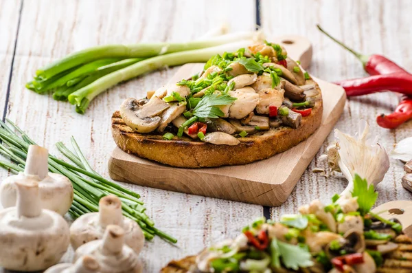 Toast with mushrooms and fried chicken, sprinkled with Toast with mushrooms and fried chicken — Stock Photo, Image