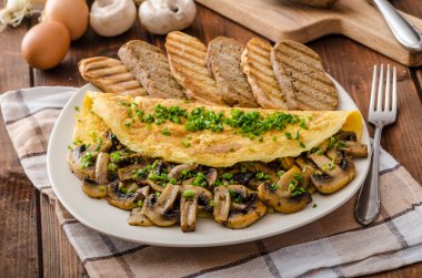 Mantarlı Frenk soğanı üzerinde rustik omlet