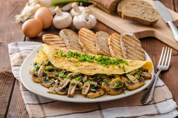 Rustikální omeleta s žampiony na pažitka — Stock fotografie