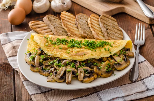 Rustic omelette with mushrooms on chives — Stock Photo, Image