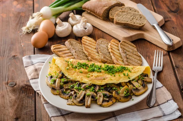 Rustieke omelet met paddestoelen op bieslook — Stockfoto