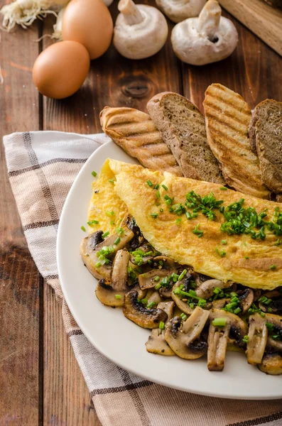Rustieke omelet met paddestoelen op bieslook — Stockfoto