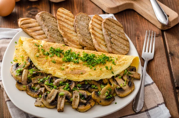 Rustieke omelet met paddestoelen op bieslook — Stockfoto