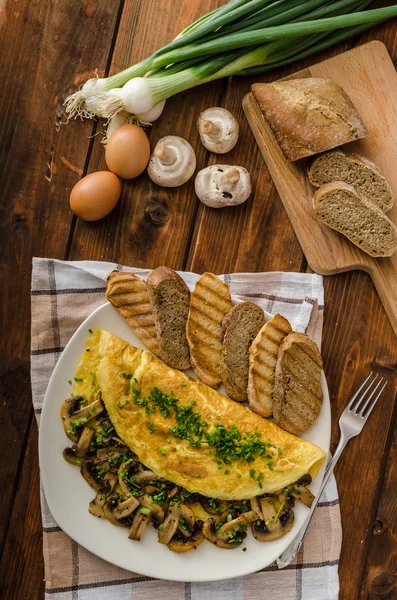 Rustieke omelet met paddestoelen op bieslook — Stockfoto