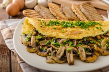 Mantarlı Frenk soğanı üzerinde rustik omlet