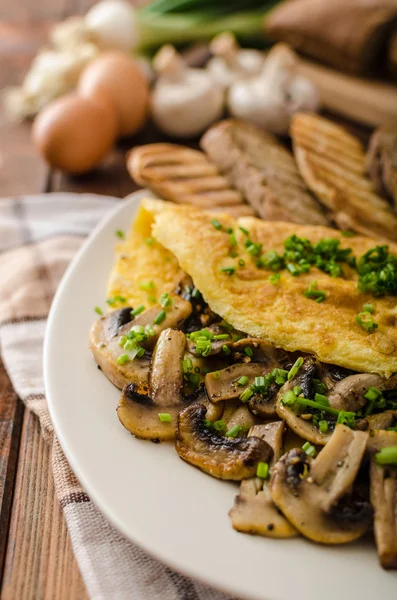 Rustieke omelet met paddestoelen op bieslook — Stockfoto