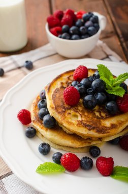 Orman meyve ve nane ile Pancakes