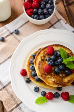 Orman meyve ve nane ile Pancakes