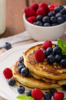 Orman meyve ve nane ile Pancakes