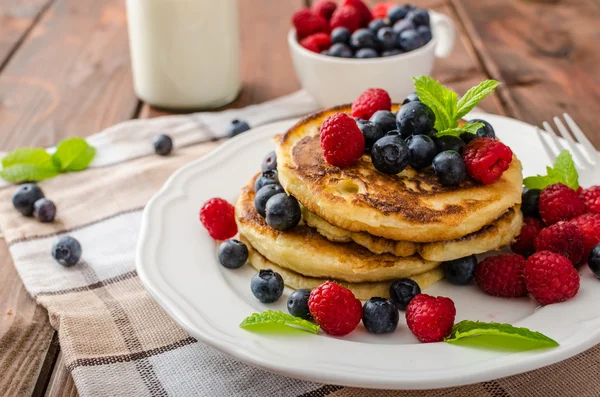 Frittelle con frutta di bosco e menta — Foto Stock