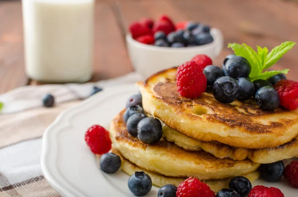 Panqueques con frutas del bosque y menta — Foto de Stock