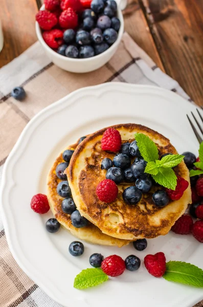 Frittelle con frutta di bosco e menta — Foto Stock