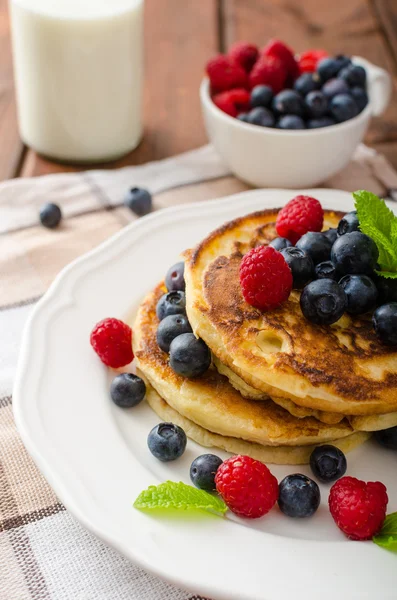 Pannenkoeken met bos fruit en munt — Stockfoto