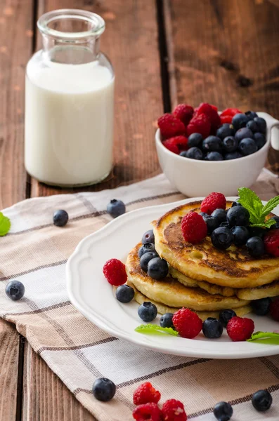 Pannenkoeken met bos fruit en munt — Stockfoto