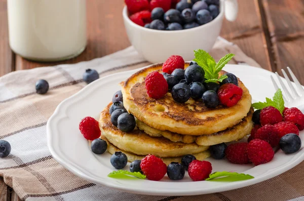 Pancakes with forest fruit and mint