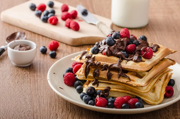 Homemade belgian waffles with fruit and chocolate — Stock Photo, Image