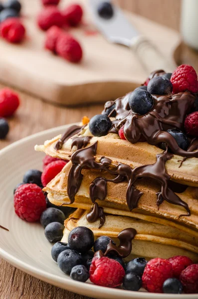 Waffles belgas caseiros com frutas e chocolate — Fotografia de Stock