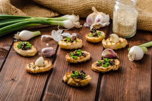 Mini torradas com alho e tomate seco — Fotografia de Stock