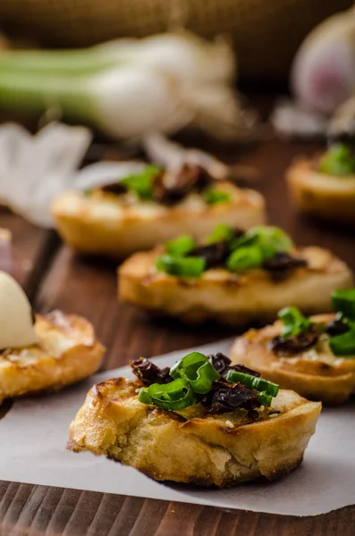 Mini torradas com alho e tomate seco — Fotografia de Stock