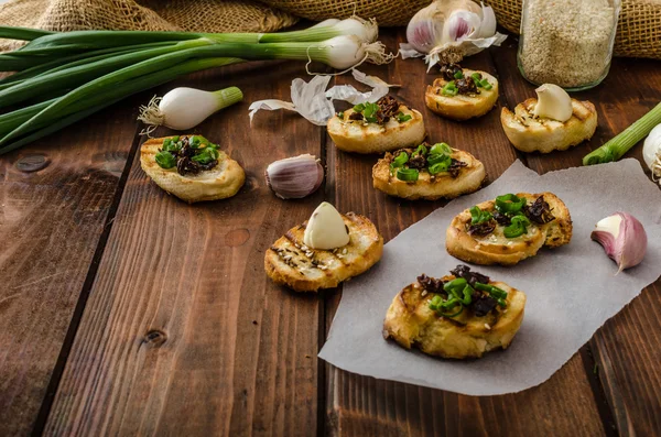 Mini torradas com alho e tomate seco — Fotografia de Stock