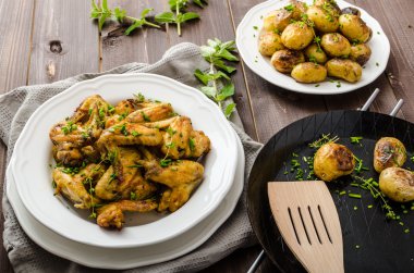 Yeni patates ile Kavrulmuş Tavuk kanatları