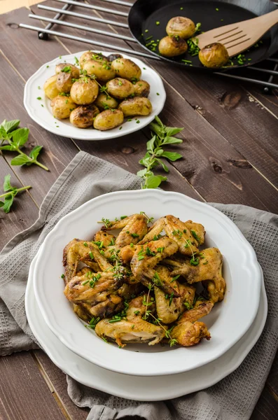 Ailes de poulet rôties avec pommes de terre neuves — Photo