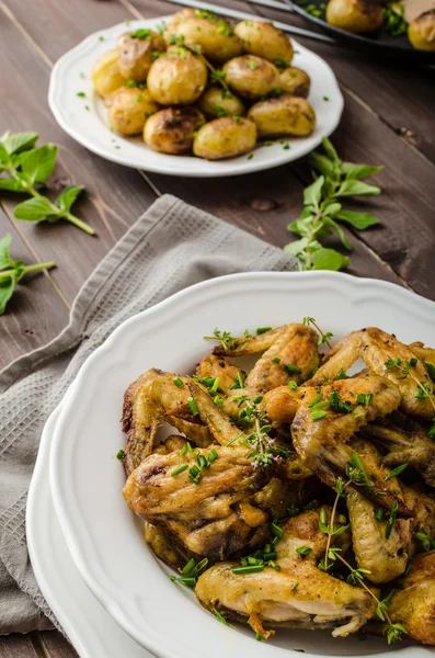 Alitas de pollo asadas con papas nuevas — Foto de Stock