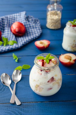 Meyve ve granola ile yerli yoğurt