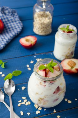 Meyve ve granola ile yerli yoğurt