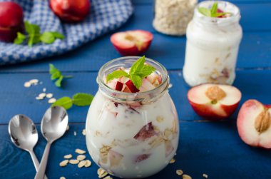 Meyve ve granola ile yerli yoğurt