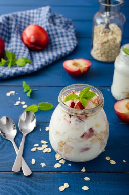 Meyve ve granola ile yerli yoğurt