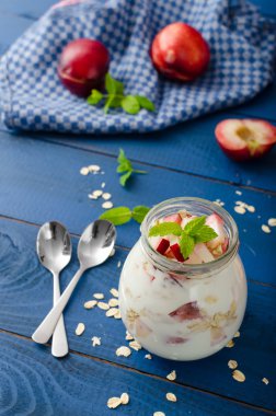 Meyve ve granola ile yerli yoğurt