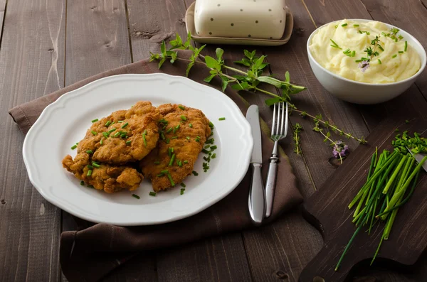 Schnitzel com ervas , — Fotografia de Stock