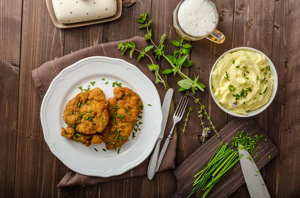 Schnitzel med örter, — Stockfoto