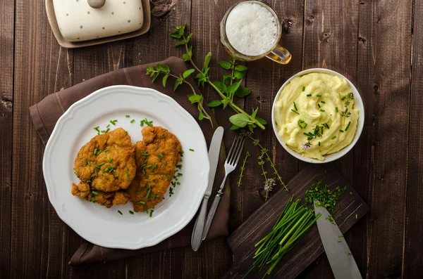 Schnitzel med örter, — Stockfoto