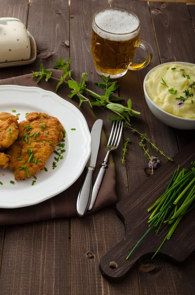 Schnitzel met kruiden, — Stockfoto