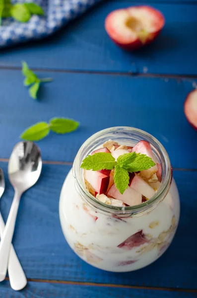 Meyve ve granola ile yerli yoğurt — Stok fotoğraf