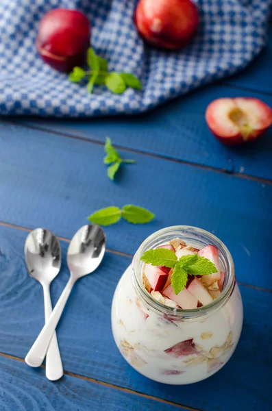 Meyve ve granola ile yerli yoğurt — Stok fotoğraf