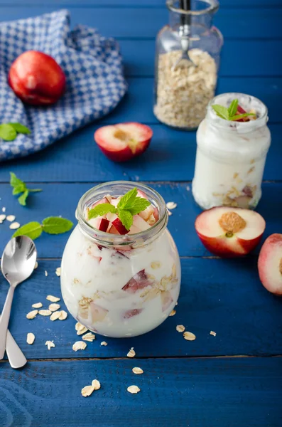Домашній йогурт з фруктами та гранолою — стокове фото
