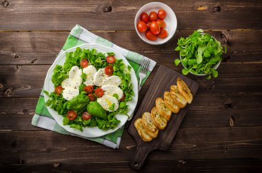 Mozzarella peyniri, domates ve fesleğen ile kuzu 's marul salatası