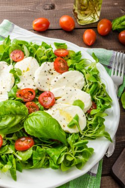 Mozzarella peyniri, domates ve fesleğen ile kuzu 's marul salatası