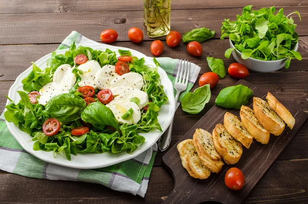 Feldsalat mit Mozzarella, Tomaten und Basilikum — Stockfoto