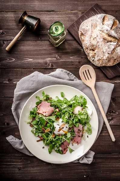 Lamb's lettuce salad with poached egg and nuts — Stock Photo, Image