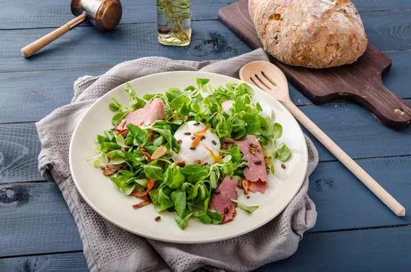 Feldsalat mit pochiertem Ei und Nüssen — Stockfoto