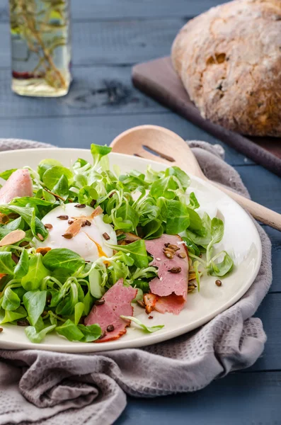 Insalata di lattuga di agnello con uovo in camicia e noci — Foto Stock