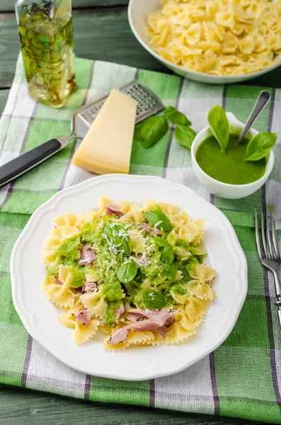 Pasta with pesto — Stock Photo, Image