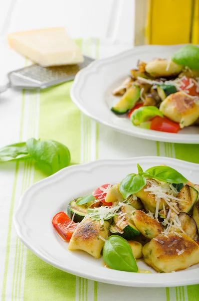 Hausgemachte Gnocchi mit mediterranem Gemüse — Stockfoto