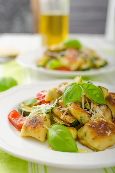 Gnocchi maison aux légumes méditerranéens — Photo