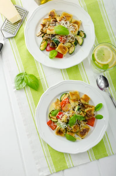 Homemade gnocchi with mediterranean vegetables — Stock Photo, Image