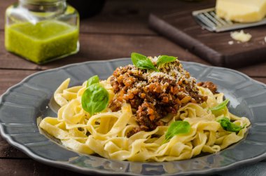 Fettuccine Bolognese sos ile